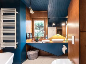 Farklı Tasarımda Mavi Renk Banyo Dolabı