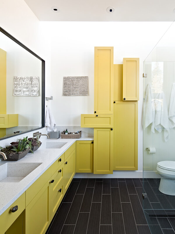 Geniş Banyo İçin Sarı Renk Banyo Dolabı Modeli