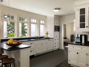 Klasik Tarz siyah beyaz mutfak dolapları