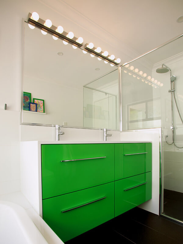 Uzun Yatay Kulplu Yeşil Renk Banyo Dolabı Modeli