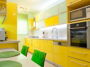 sarı beyaz mutfak dolabı