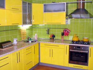 yeşil sarı mutfak dolabı