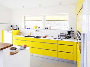 beyaz sarı mutfak dolabı