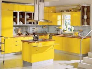açık raflı sarı mutfak dolabı