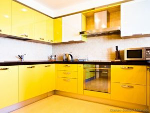 siyah tezgahlı sarı mutfak dolabı